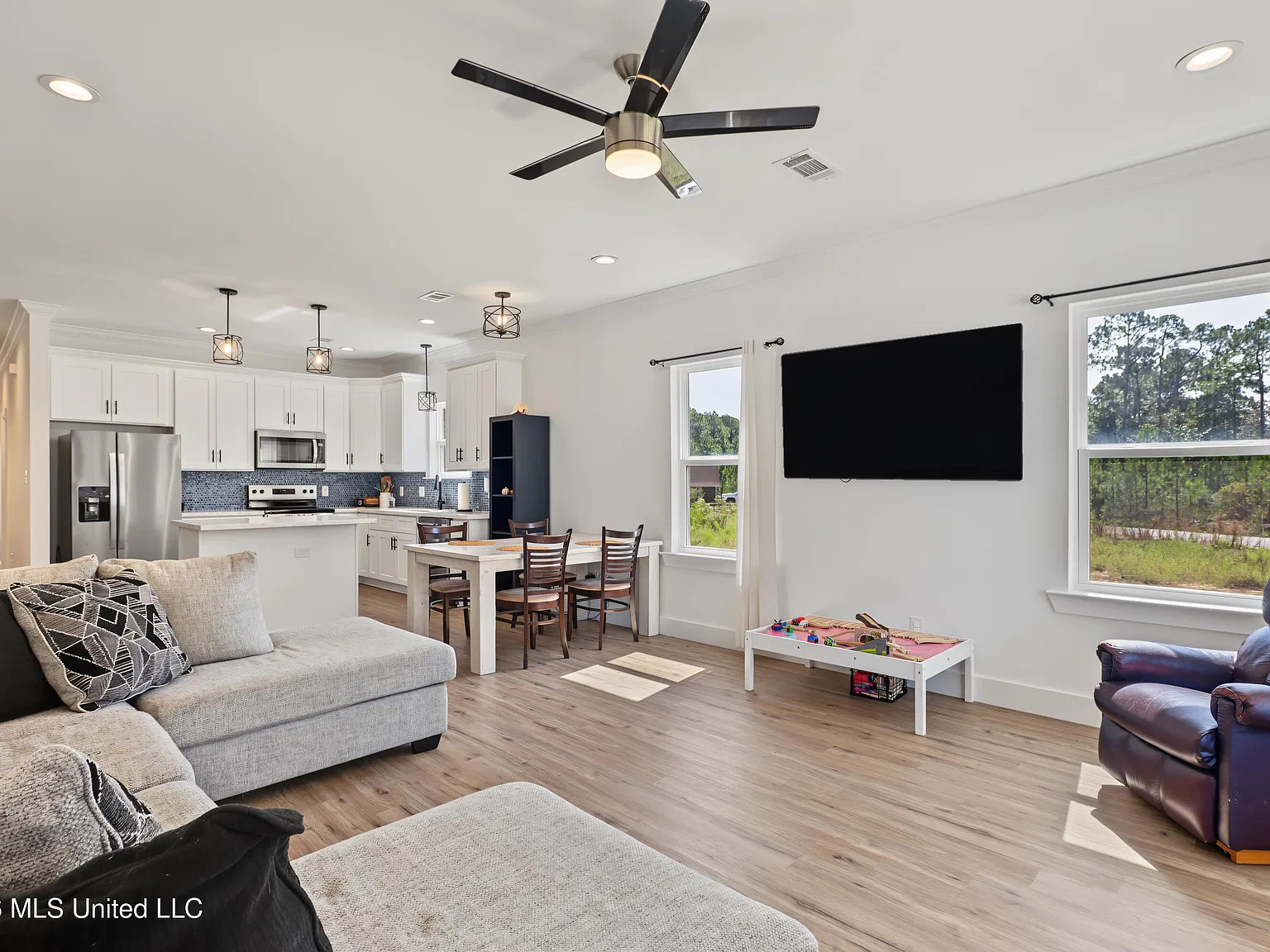 3 bed, 2.0 bath, 1437 sqft, $1,900 — Photo 3