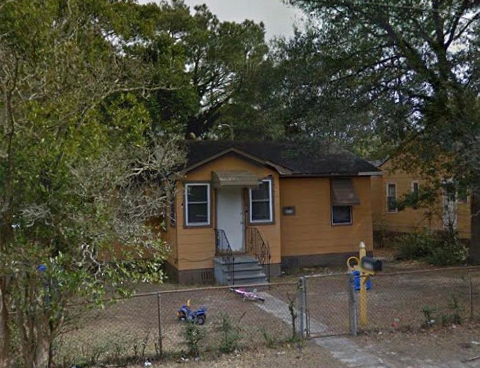 1st image of 2737 E Surrey Dr