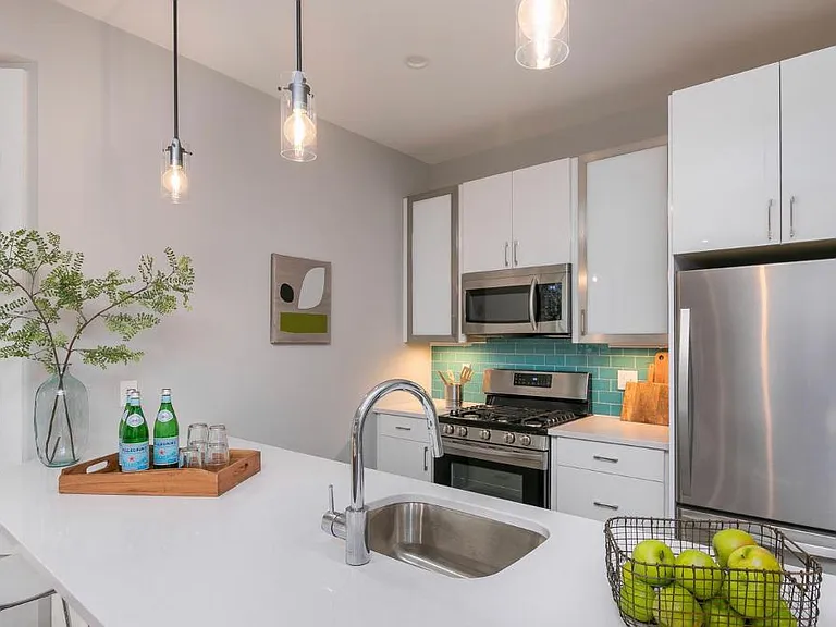 31 E Oxford St #2 — Photo 3