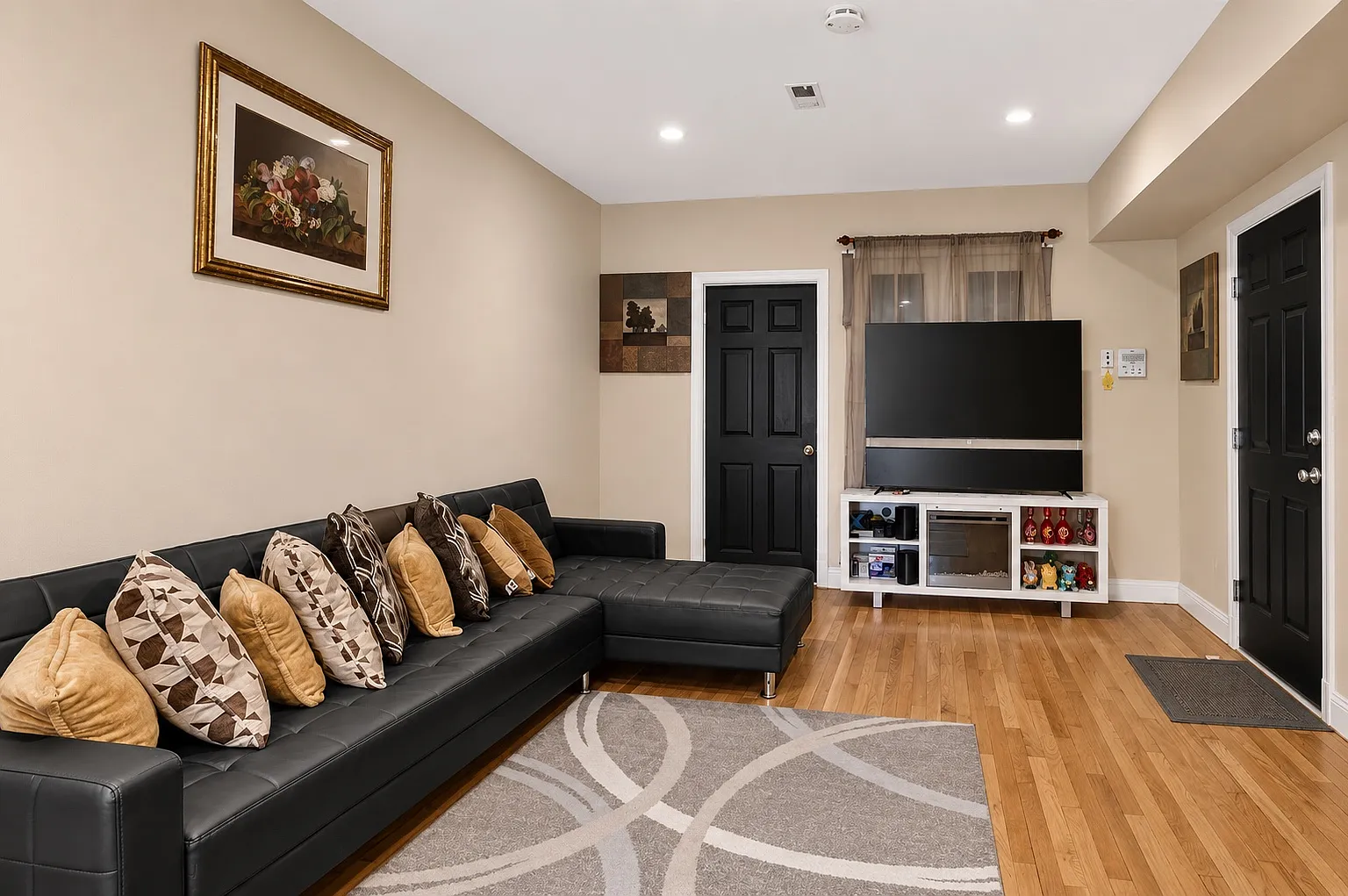 2 bed, 850 sqft, $2,600 — Photo 2