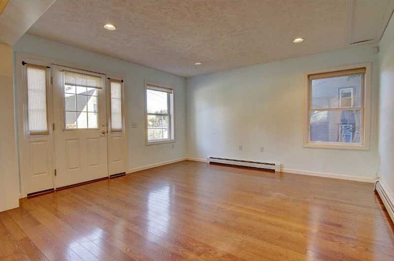 2nd image of 25 Elgin St #2