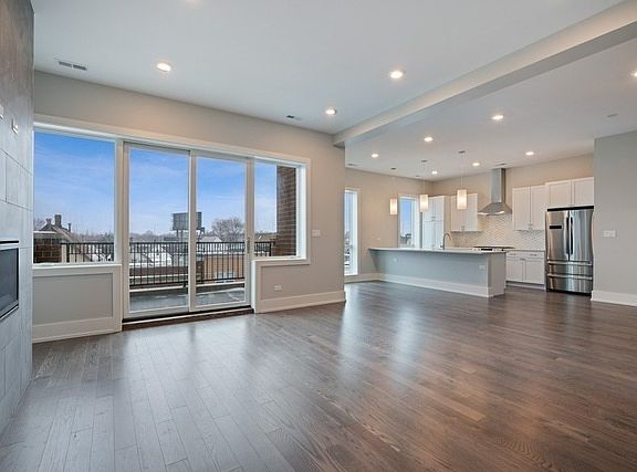 5th image of 3020 W Belmont Ave #Penthouse W