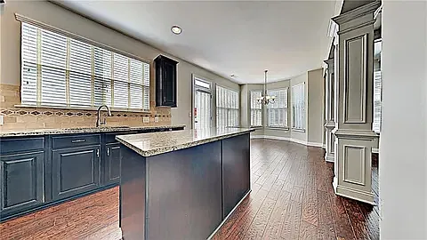 3 bed, 2040 sqft, $3,200 — Photo 3