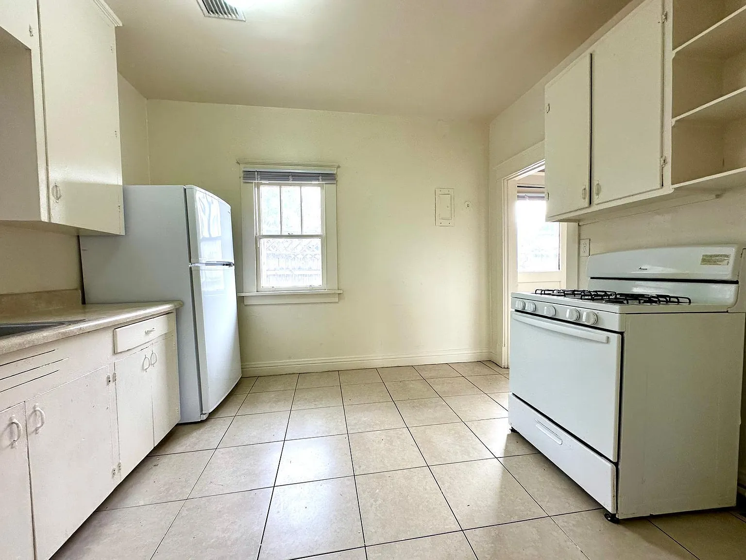 3 bed, 1.5 bath, 1100 sqft, $2,700 — Photo 2