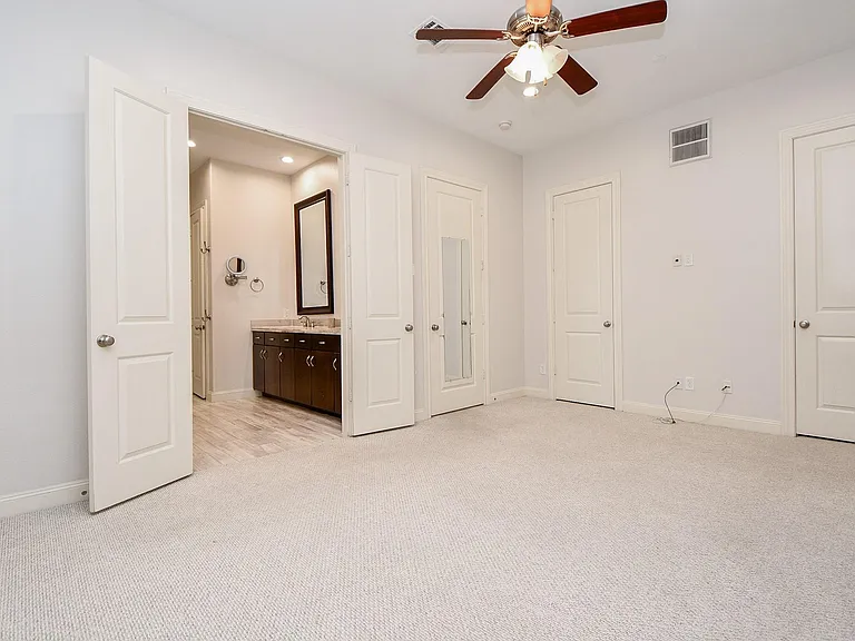 709 Delano St — Photo 25
