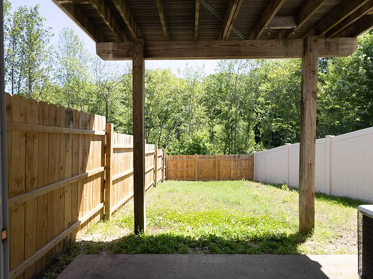 405 Lakeview Ct — Photo 33