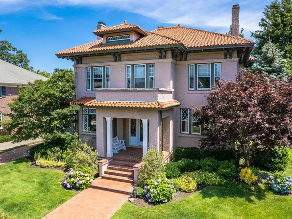23 Vassar Place, Rockville Centre, NY 11570