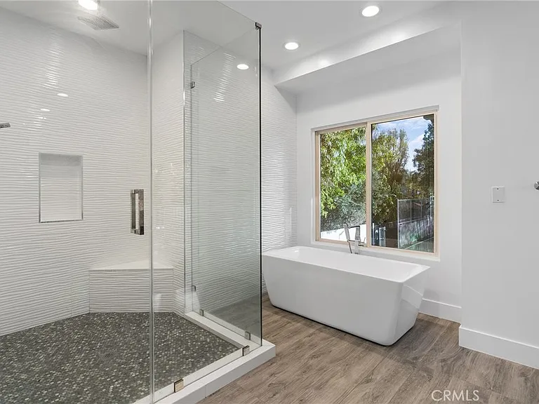 22904 Calvert St — Photo 30