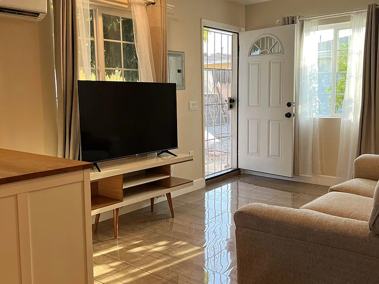 2552 Adriatic Ave #B — Photo 3