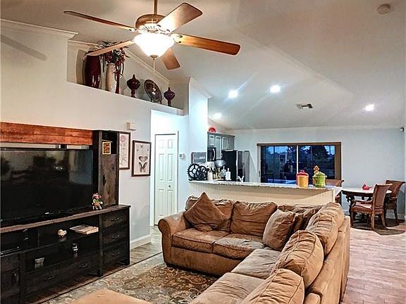 4th image of 208 SW 21st Ln