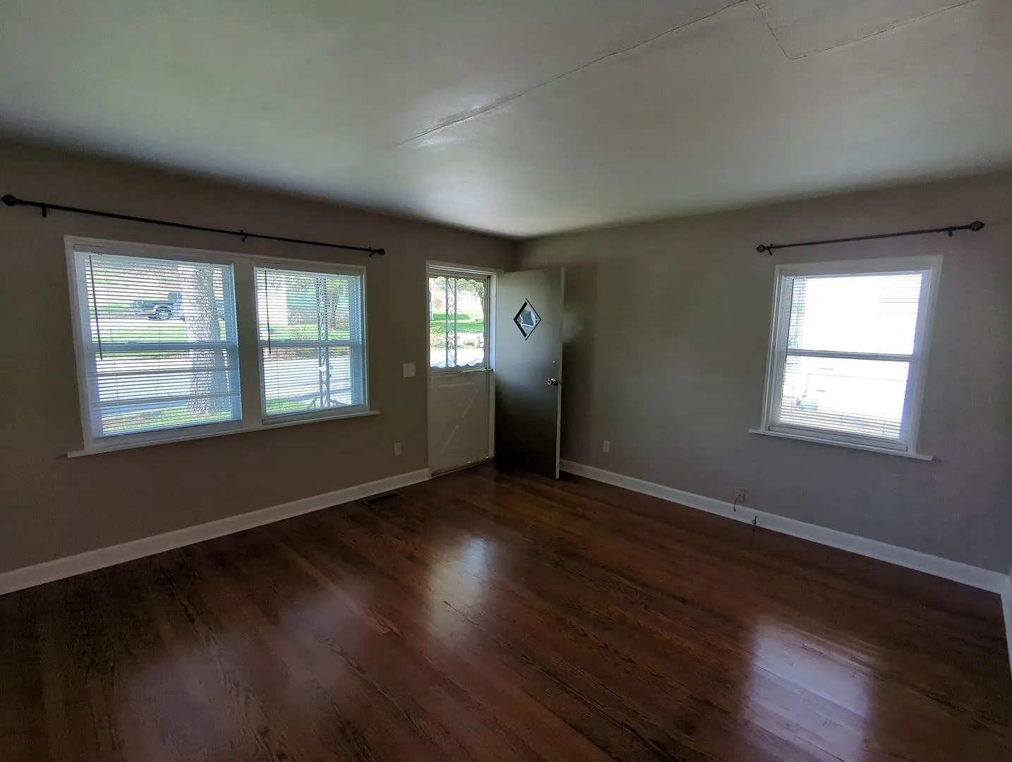 Red Bank - Adorable 1 Bedroom Available — Photo 4