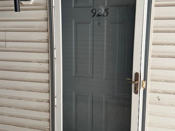 2nd image of 923 Waterford Dr #923