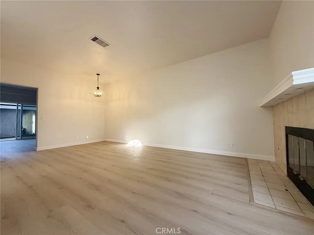 3 bed, 2.5 bath, 1384 sqft, $4,050 — Photo 2