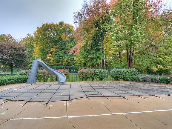 4th image of 18058 Huron Dr