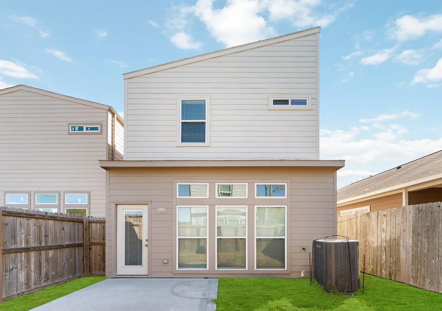 Space, Style & Convenience in Houston — Photo 1