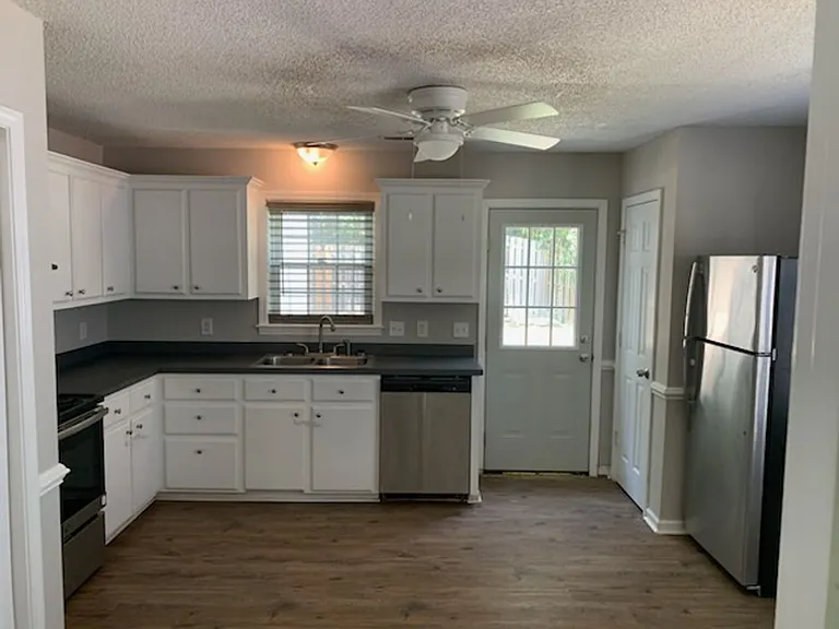106 Winterberry Ln — Photo 5