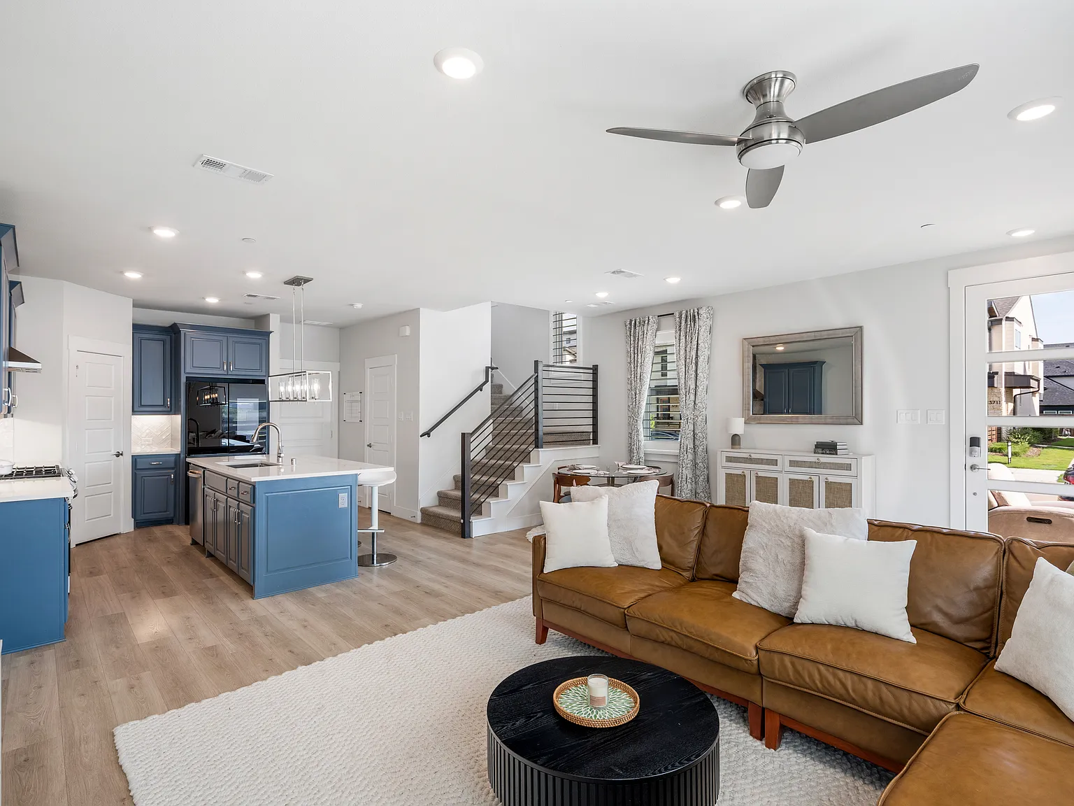 3 bed, 2.5 bath, 1815 sqft, $3,250 — Photo 2