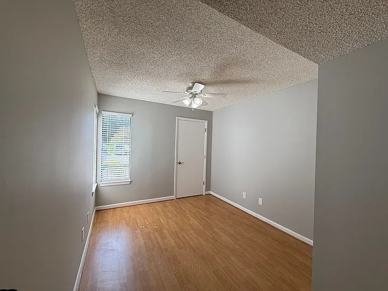 1312 Twin Springs Ct — Photo 18