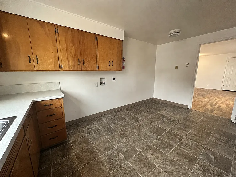 1561 NW Highland Dr — Photo 4