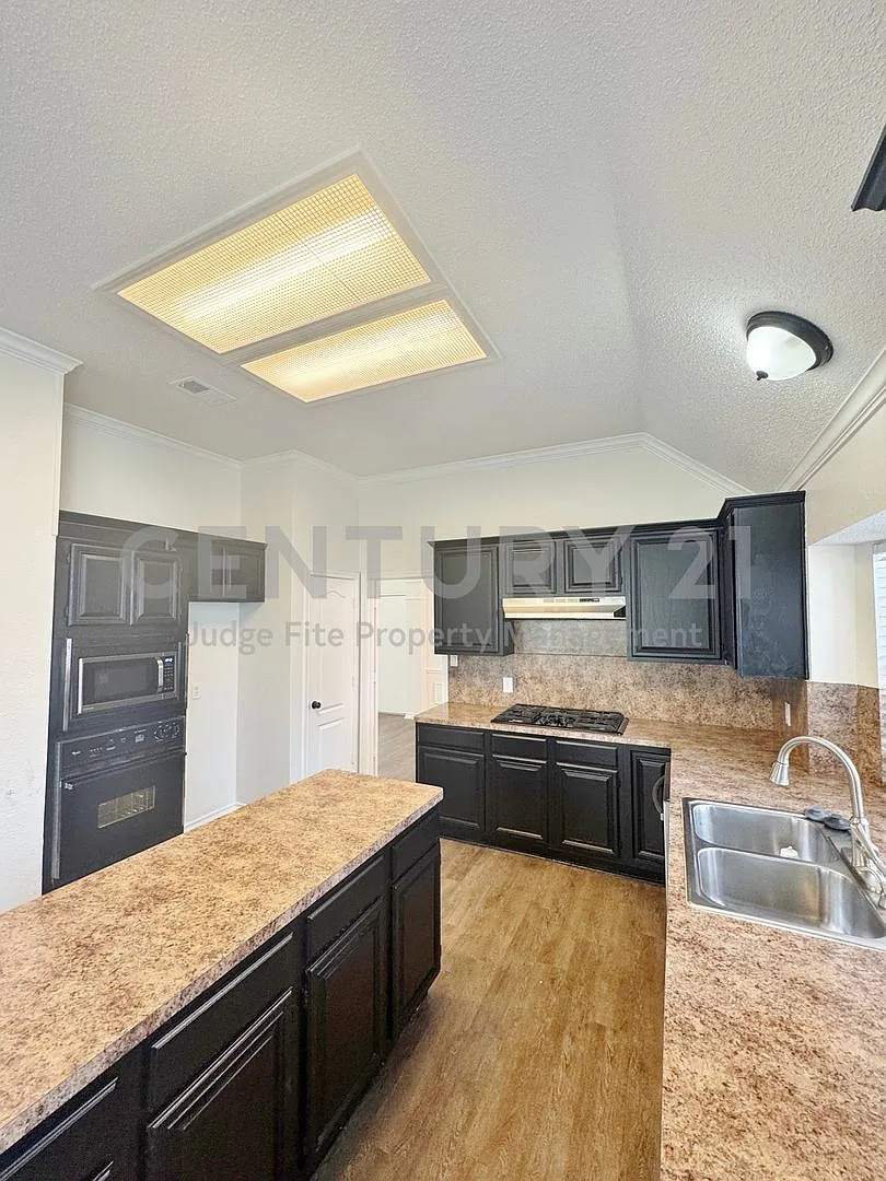 Lovely 4/2/2 On Corner Lot For Rent in Duncanville ISD! — Photo 4