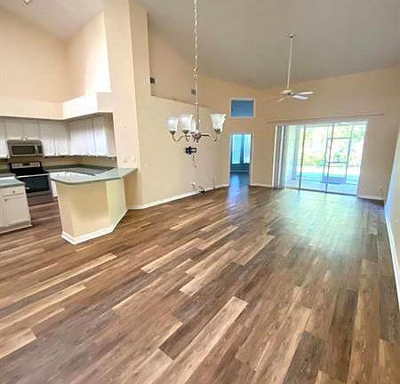 4th image of 1679 SW Harbour Isles Cir #10