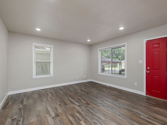2nd image of 1824 N Hillcrest Ave