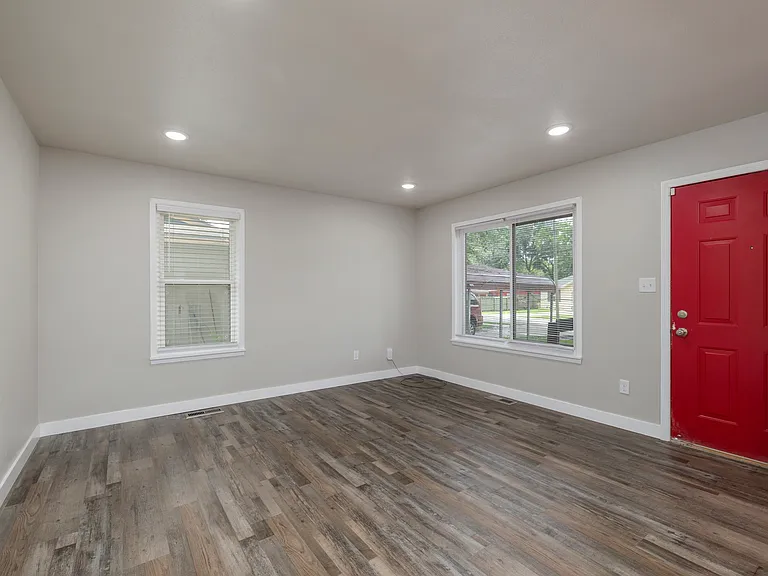 1824 N Hillcrest Ave — Photo 4
