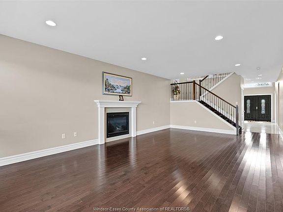 5th image of 1078 Charlotte Cres