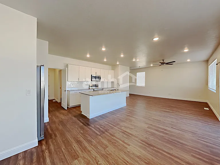 1436 E Allen Ln — Photo 5