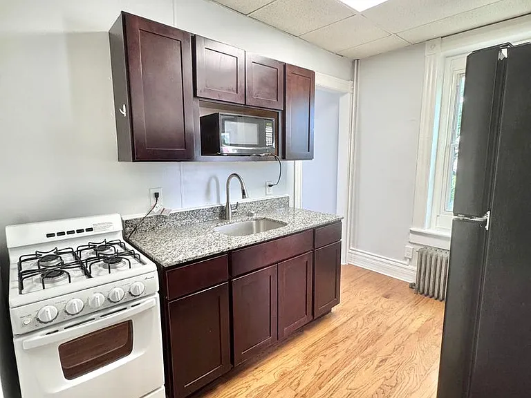 501 W Allen St — Photo 2