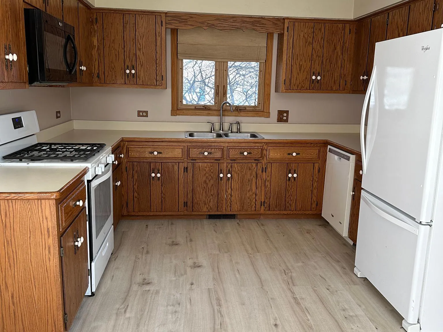 3 bed, 2030 sqft, $3,095 — Photo 3