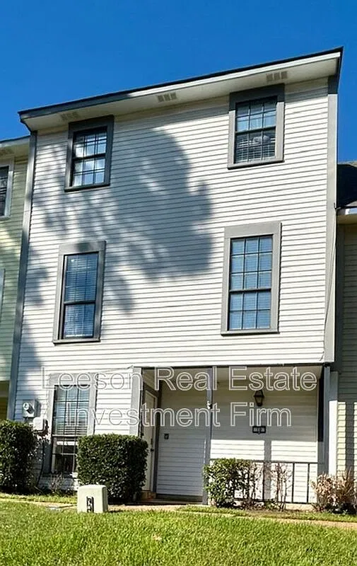 2 bed, 1.5 bath, 1300 sqft, $1,300 — Photo 1