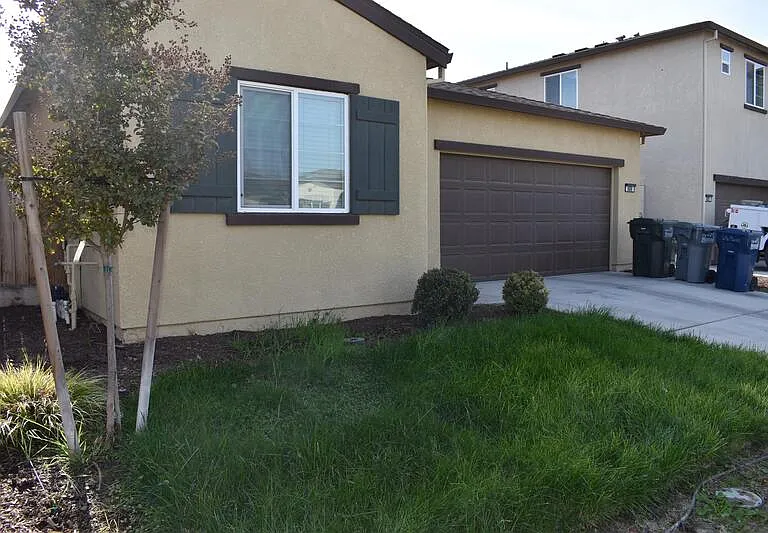 686 Phelps Dr — Photo 3