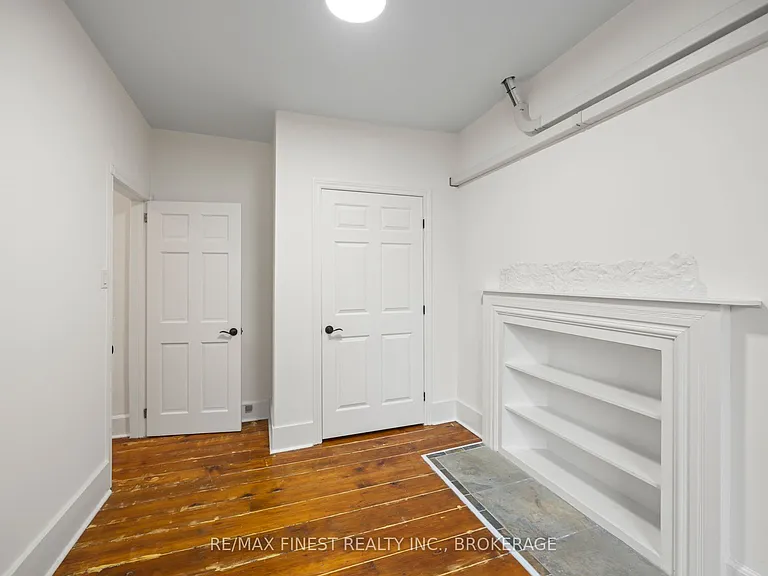 114 Yonge St — Photo 13