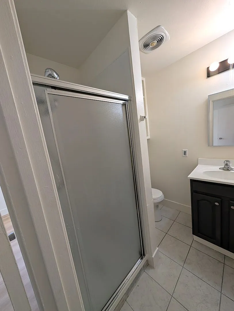 Comfortable one bedroom unit, convenient location to shopping and transportation — Photo 3