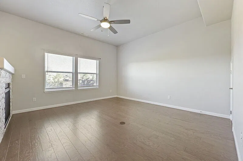 3 bed, 2.5 bath, 1817 sqft, $2,400 — Photo 3