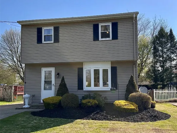 1717 Garloch Dr, Erie, PA 16505