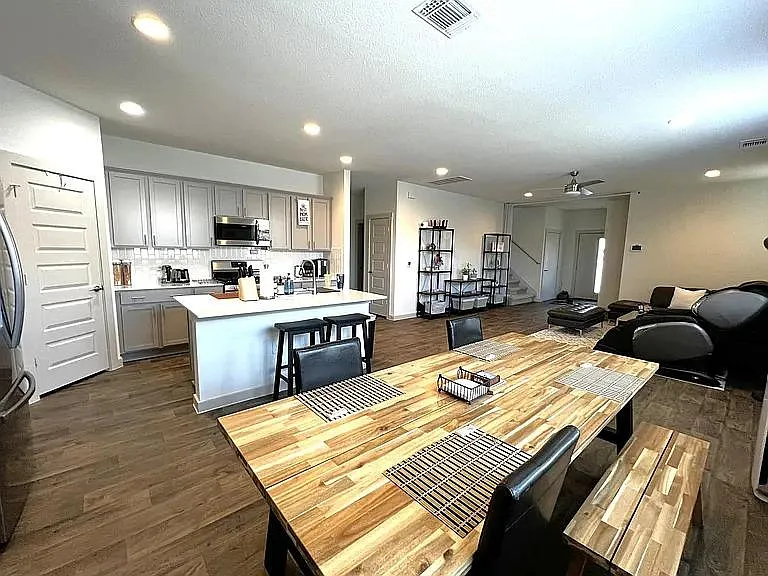 4 bed, 3.0 bath, 2313 sqft, $2,450 — Photo 3