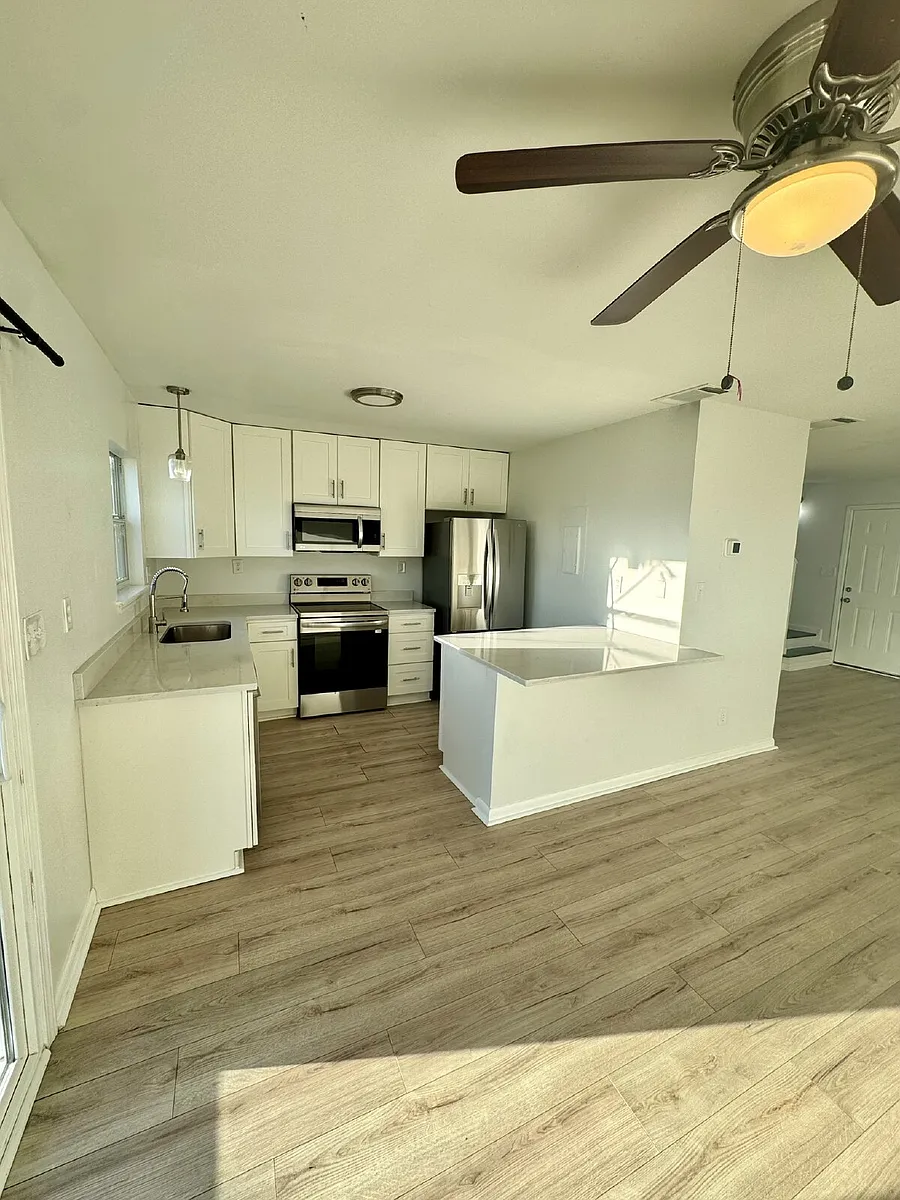 Building Photo - 8003 Beach Dr #A