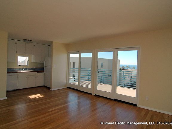 3rd image of 1037 Monterey Blvd