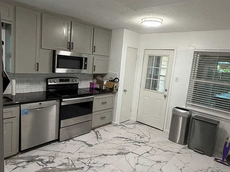 2014 W Randol Mill Rd — Photo 3