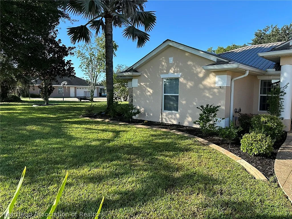 3 bed, 2.0 bath, 2306 sqft, $2,900 — Photo 3