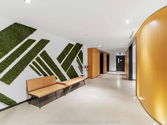 3rd image of 41 Dovercourt Rd #805