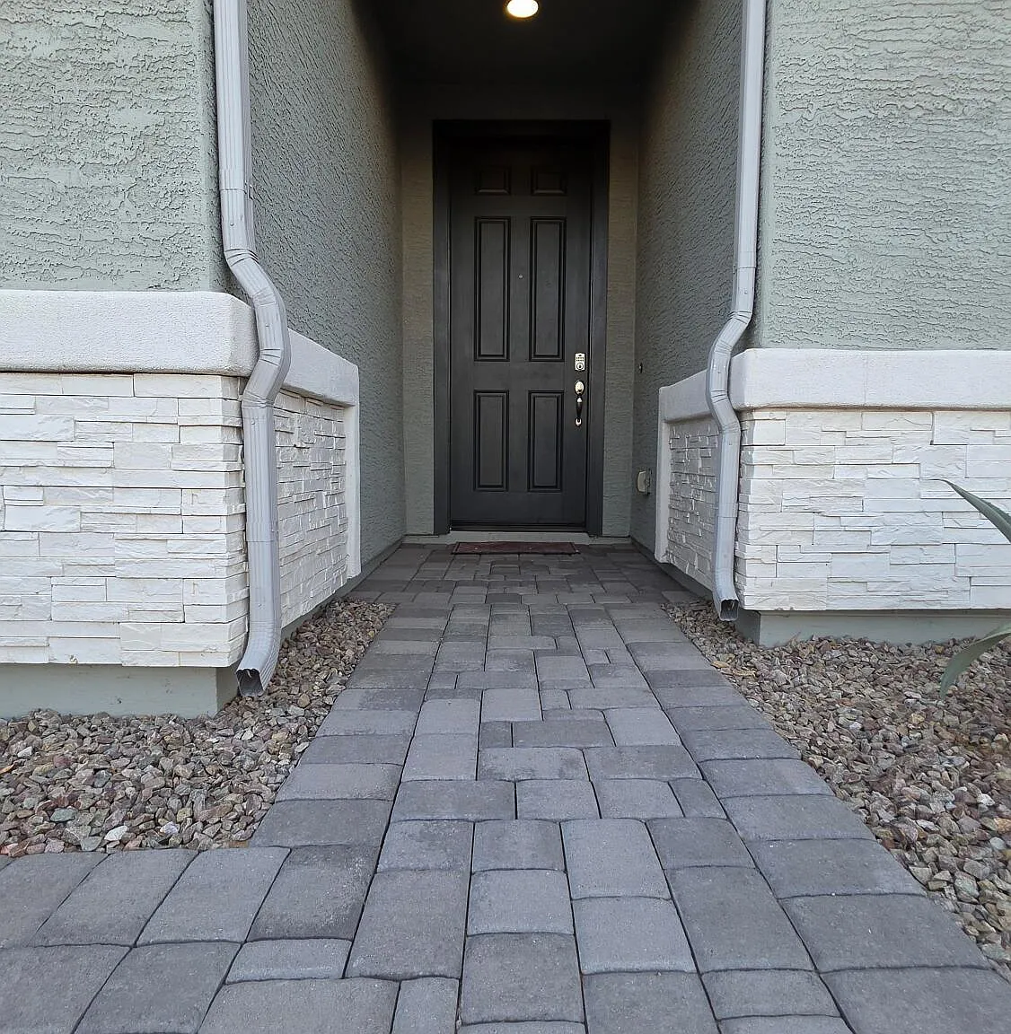 4 bed, 3.0 bath, 2071 sqft, $2,395 — Photo 3