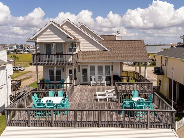 925 Tiki Dr, Tiki Island, TX 77554