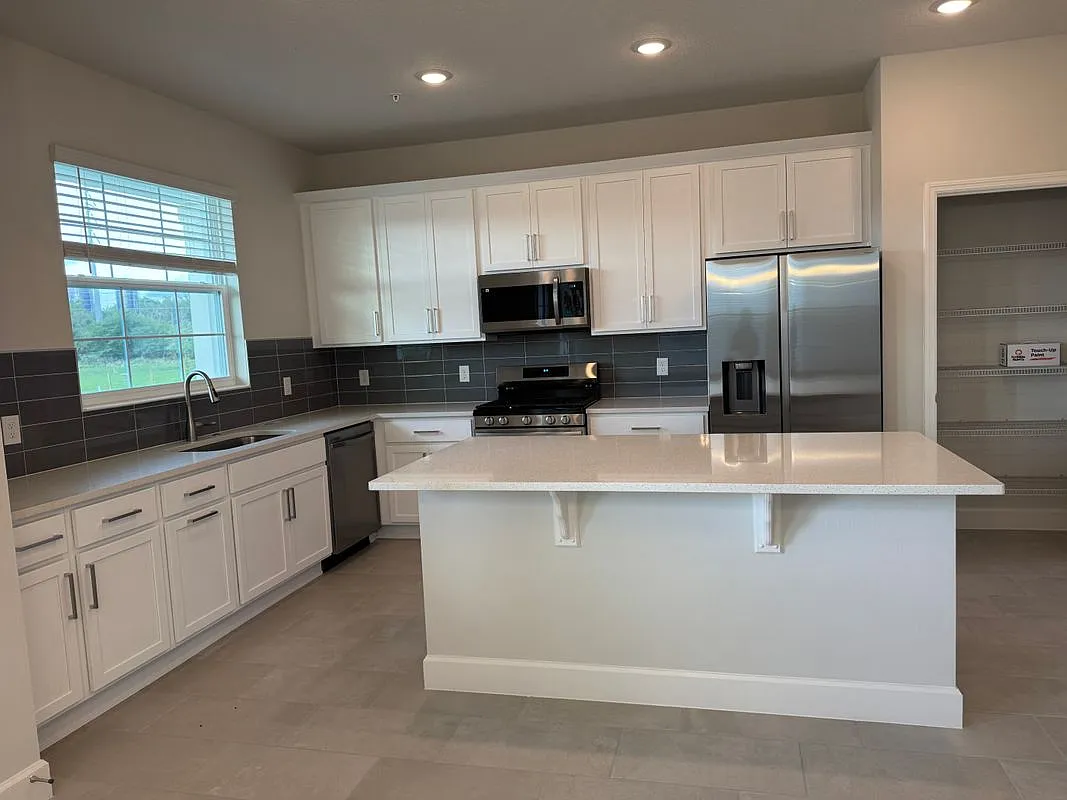 4 bed, 2.5 bath, 2498 sqft, $2,700 — Photo 2