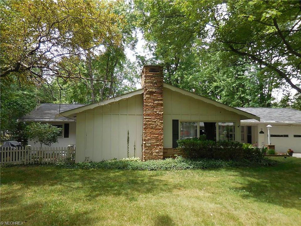 1st image of 7 Nepahwin Dr