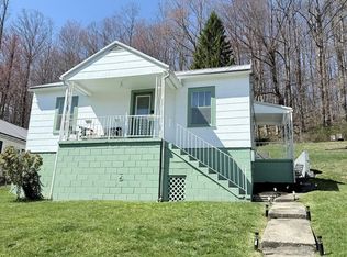 103 Maple Ln, Mount Hope, WV 25880
