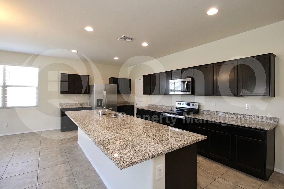 3 bed, 2.0 bath, 1887 sqft, $1,899 — Photo 4