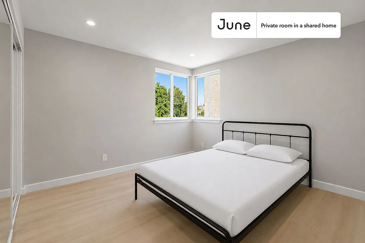 Queen bedroom in 5 bed/5 bath home in Boyle Heights #1829 C — Photo 1